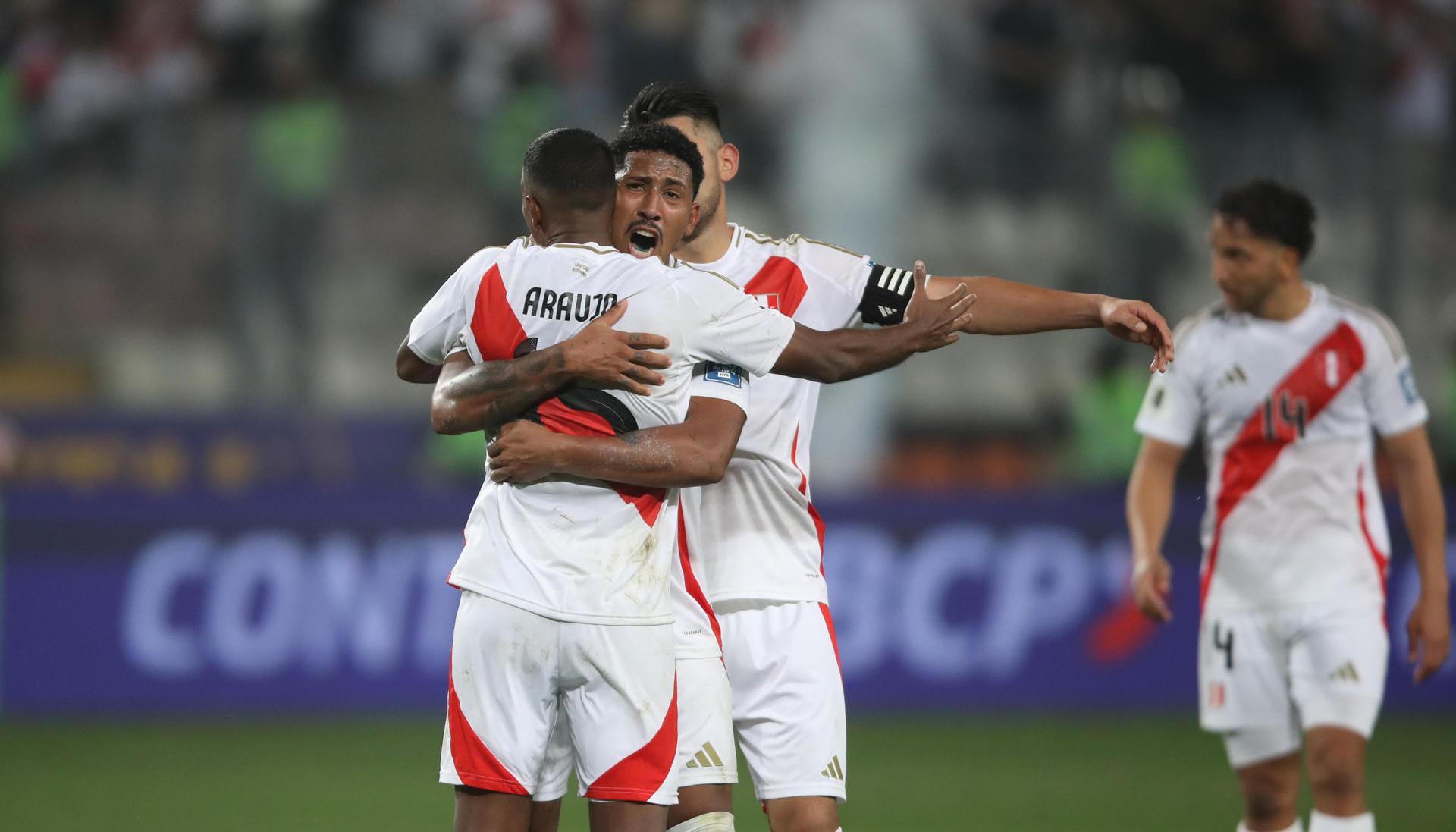 Jugadores de Perú celebran el gol ante Uruguay 