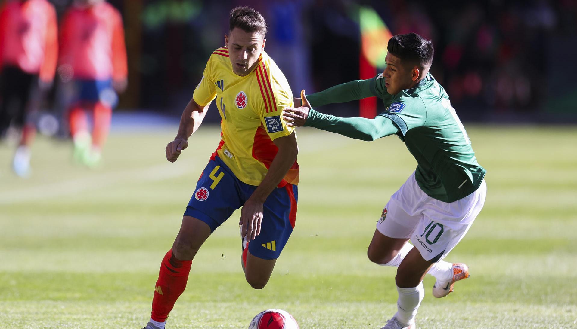 Santiago Arias en acción de juego contra Ramiro Vaca.