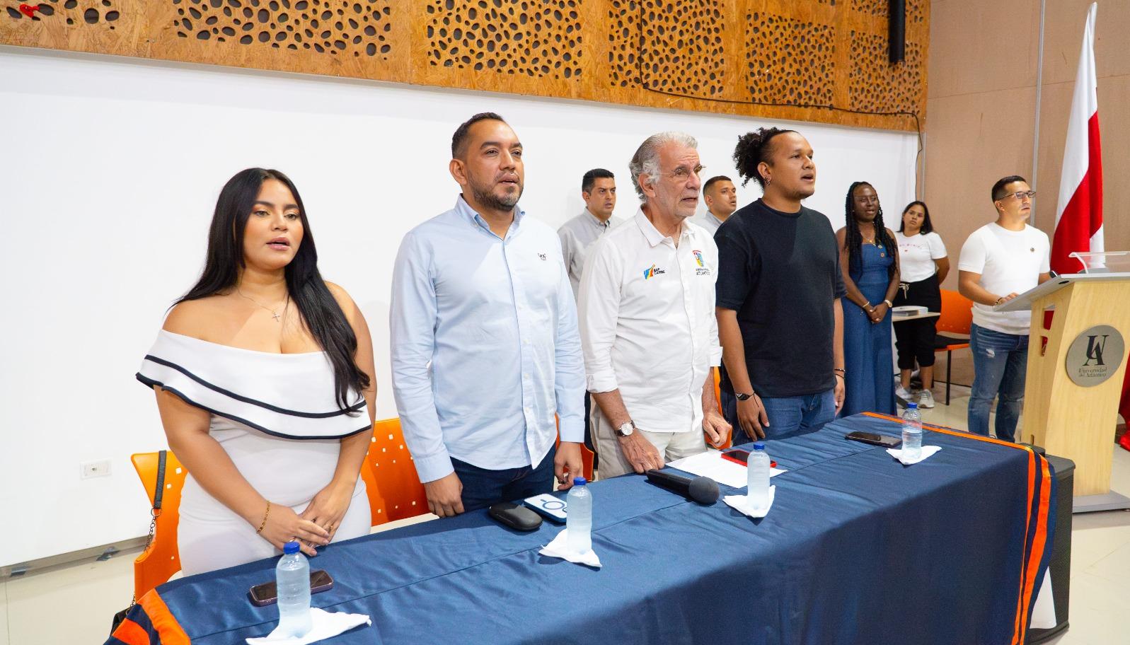 Angely Loraine Díaz Cordero, el rector Danilo Hernández, el gobernador Eduardo Verano de la Rosa y Elías de Jesús Palma Sanjuanelo. 