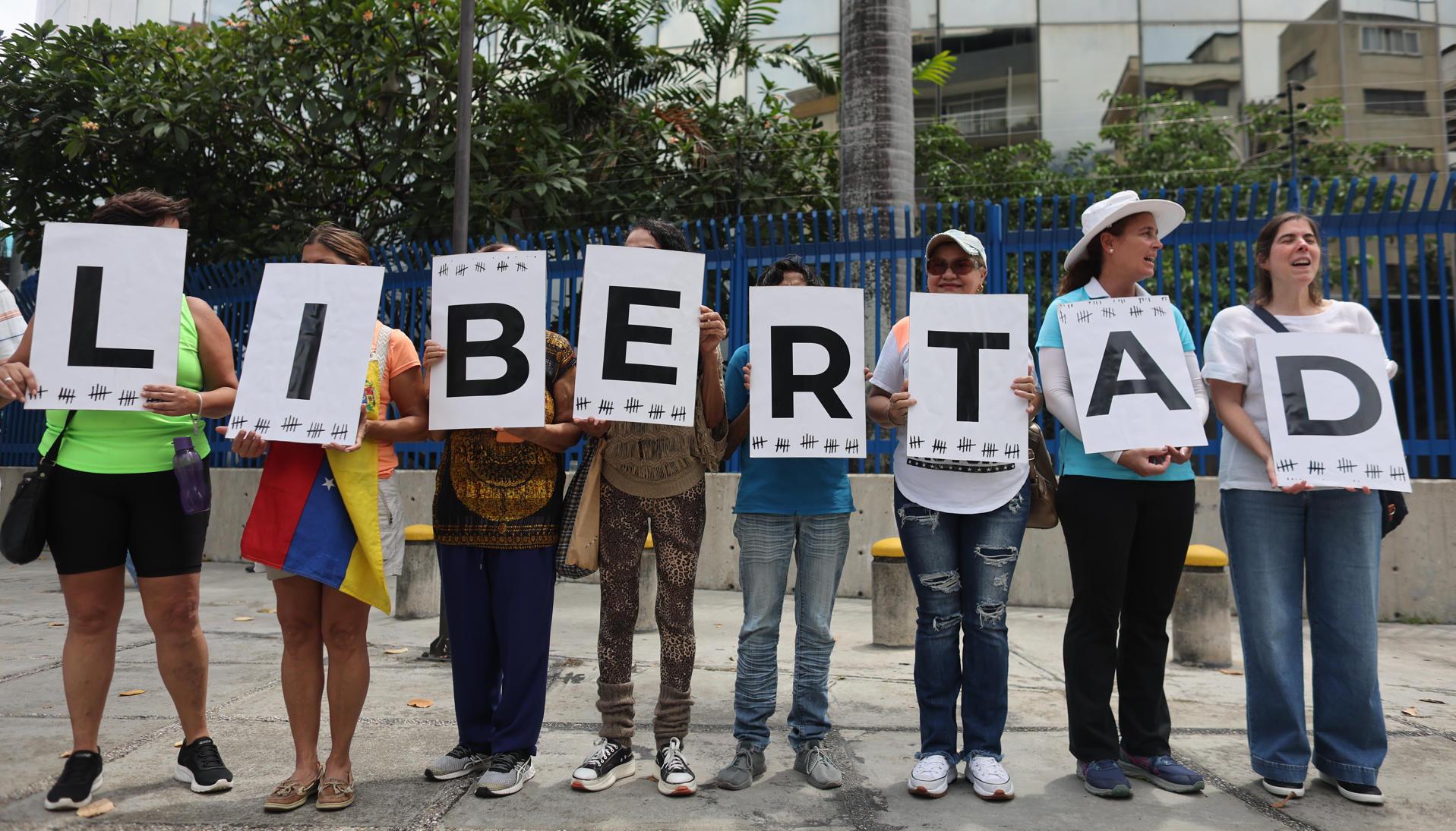 Simpatizantes de la oposición pidiendo libertad.