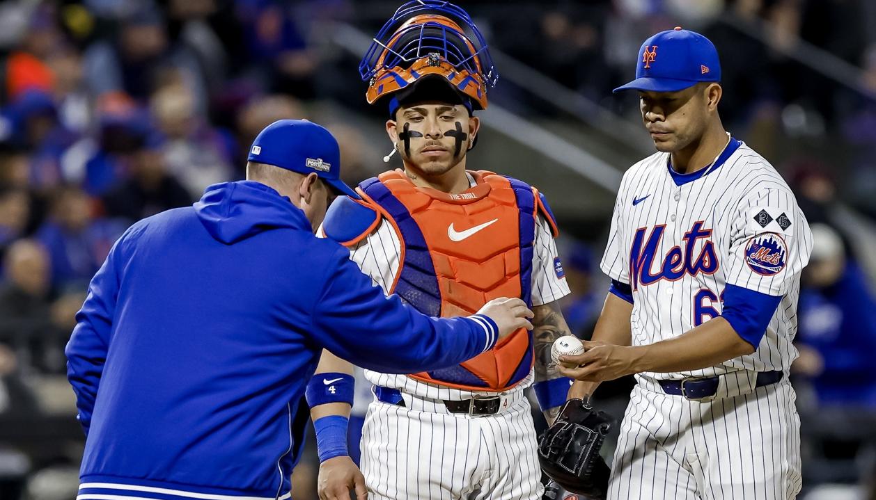 José Quintana le entrega la bola a su mánager Carlos Mendoza, en el cuarto inning.