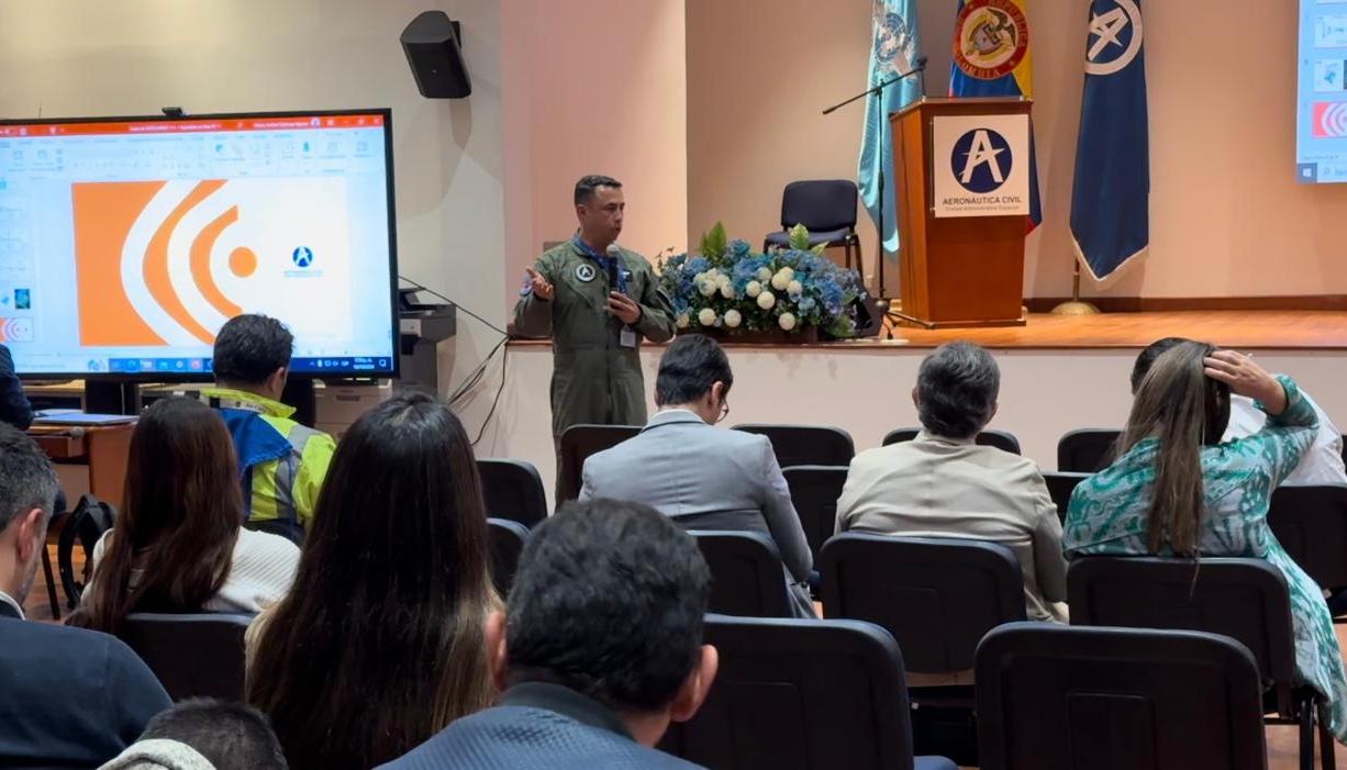 Juan José López, director de Operaciones de Navegación Aérea de la Aeronáutica Civil, presentando 'Misión Navidad'.