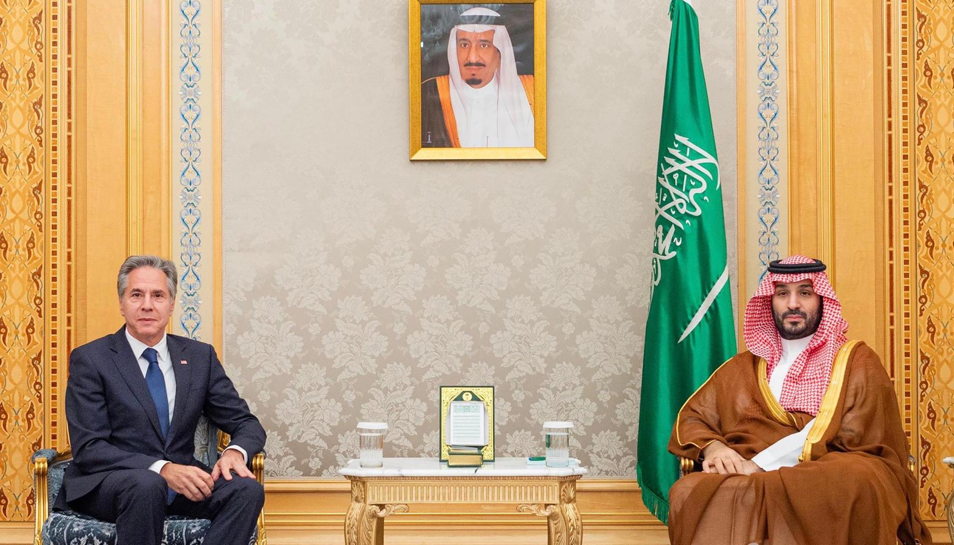 El príncipe heredero saudí Mohammed bin Salman recibiendo al secretario de Estado de EE.UU., Antony Blinken, en Riad.
