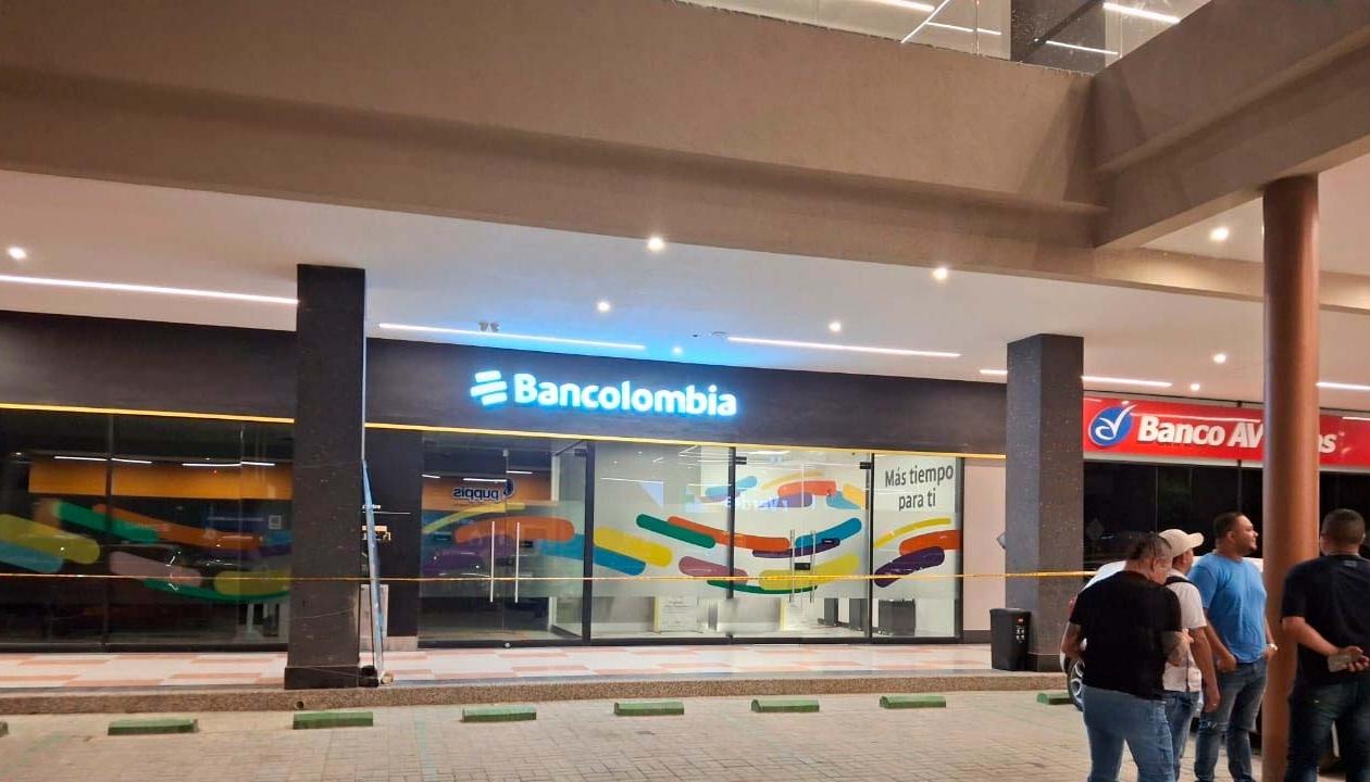 El hombre quedó muerto dentro del local de cajeros automáticos del centro comercial. 