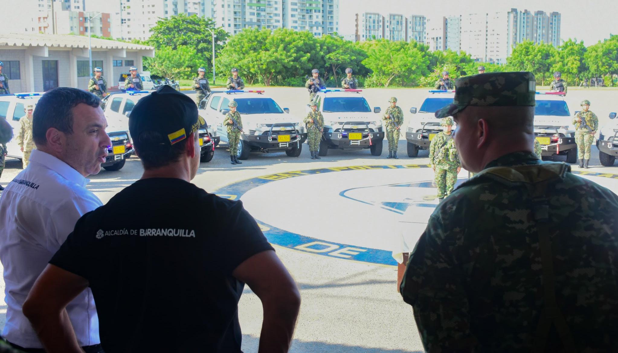 Entrega de las camionetas al Ejército.