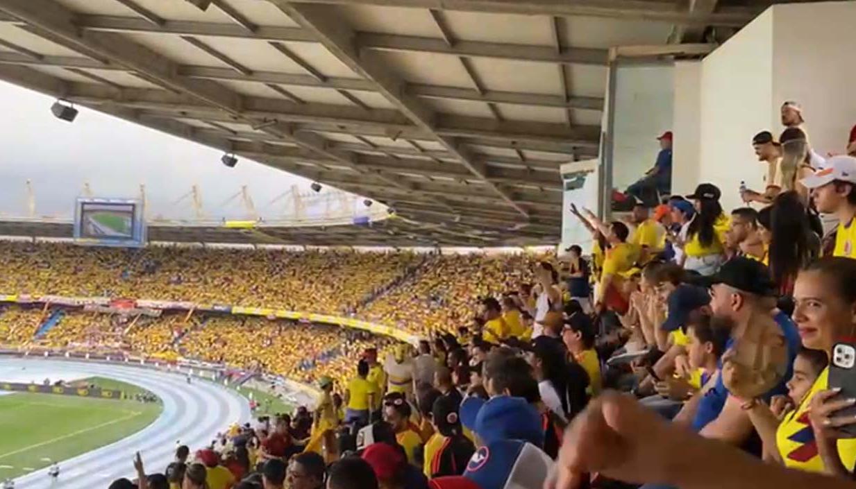 Hinchas gritaron ¡Fuera Petro! en Colombia vs. Chile