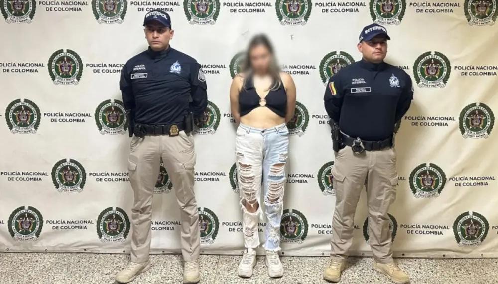 La capturada junto a las autoridades.