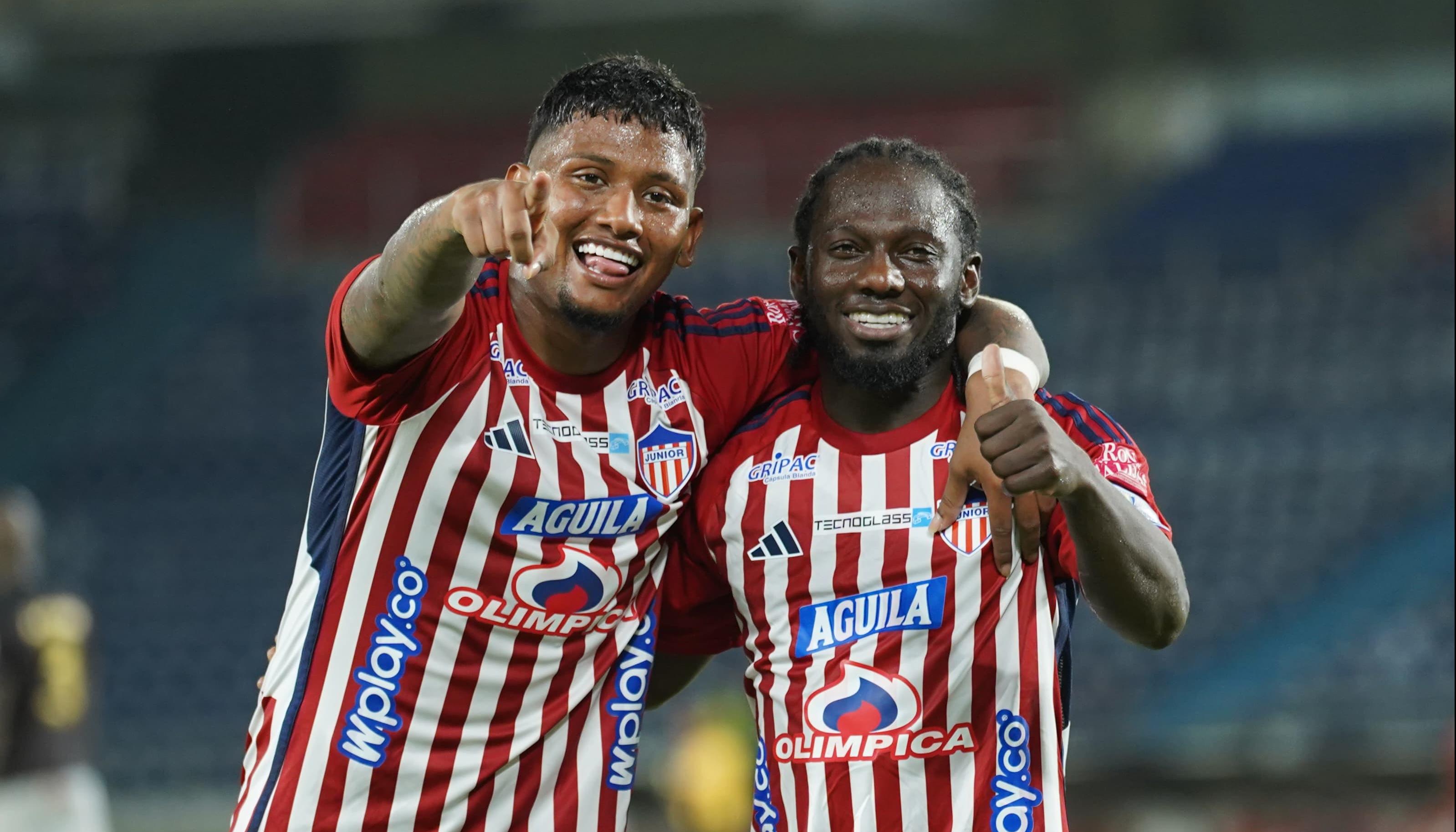 Yimmi Chará celebrando su gol con Jhon Vélez.