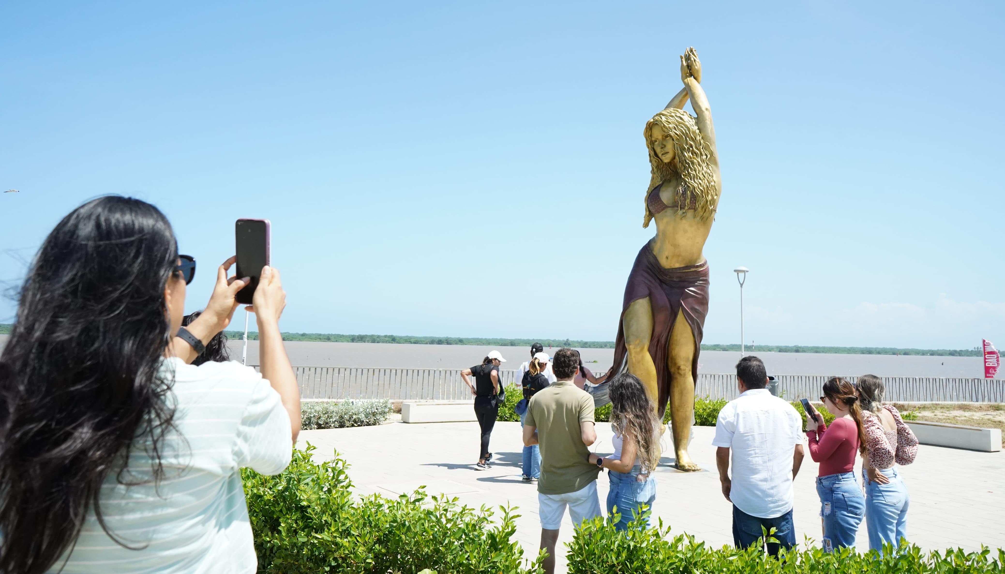 La estatua de Shakira, en el Malecón del Río