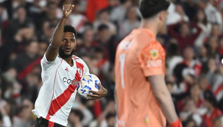 Miguel Borja tras marcarle de penal a Vélez.