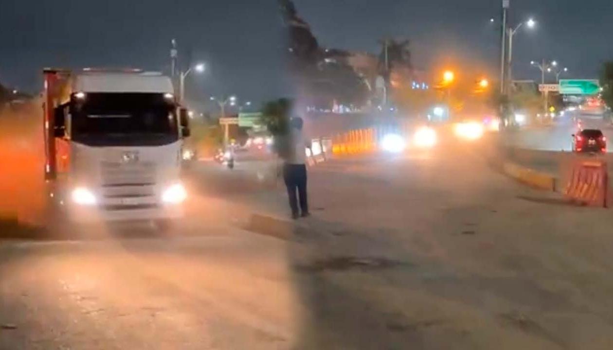 Los vehículos empezaron a transitar desde esta noche por el puente de Simón Bolívar. 