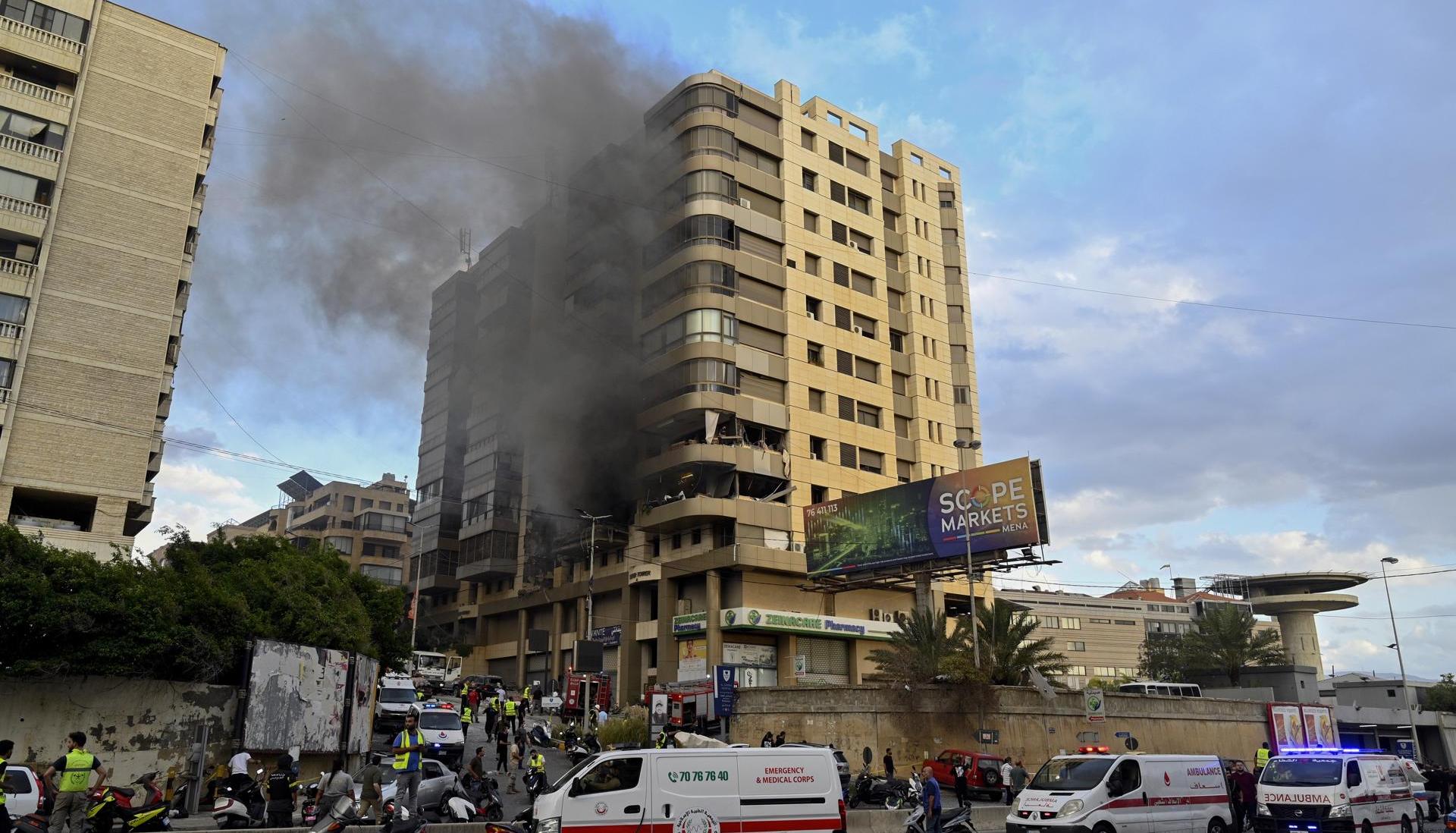 Humo saliendo de un edificio en Beirut tras un bombardeo israelí este miércoles. 