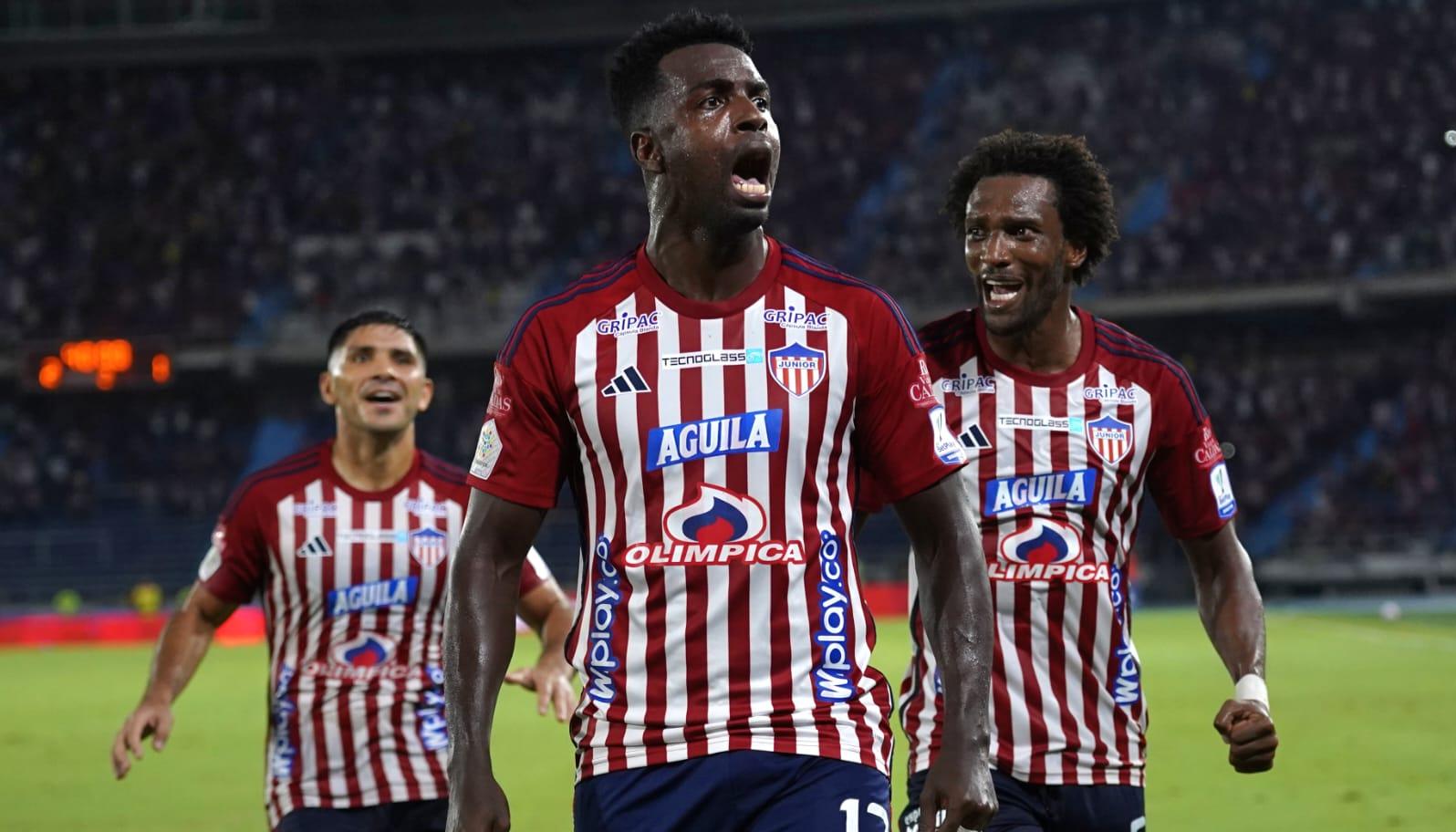 Marco Pérez celebra su gol seguido de cerca por Didier Moreno y Nicolás Zalazar. 