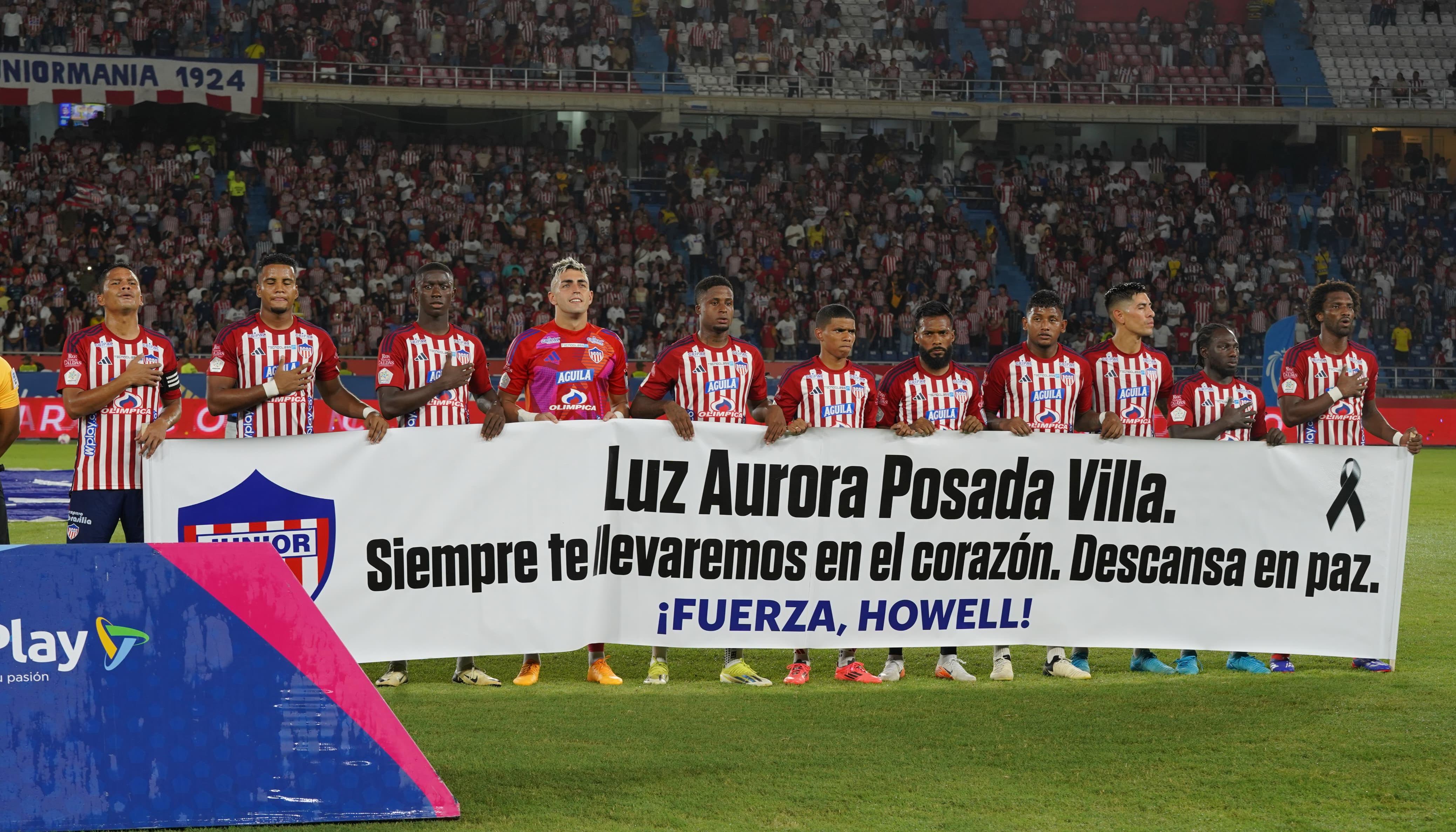 La pancarta que portaron los jugadores del Junior en homenaje a la mamá de Howell Mena. 