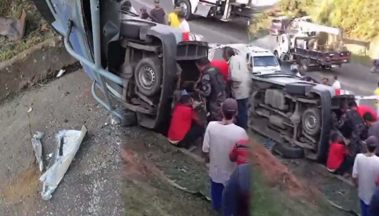 Momento en que auxilian a ocupantes de vehículo del Inpec.