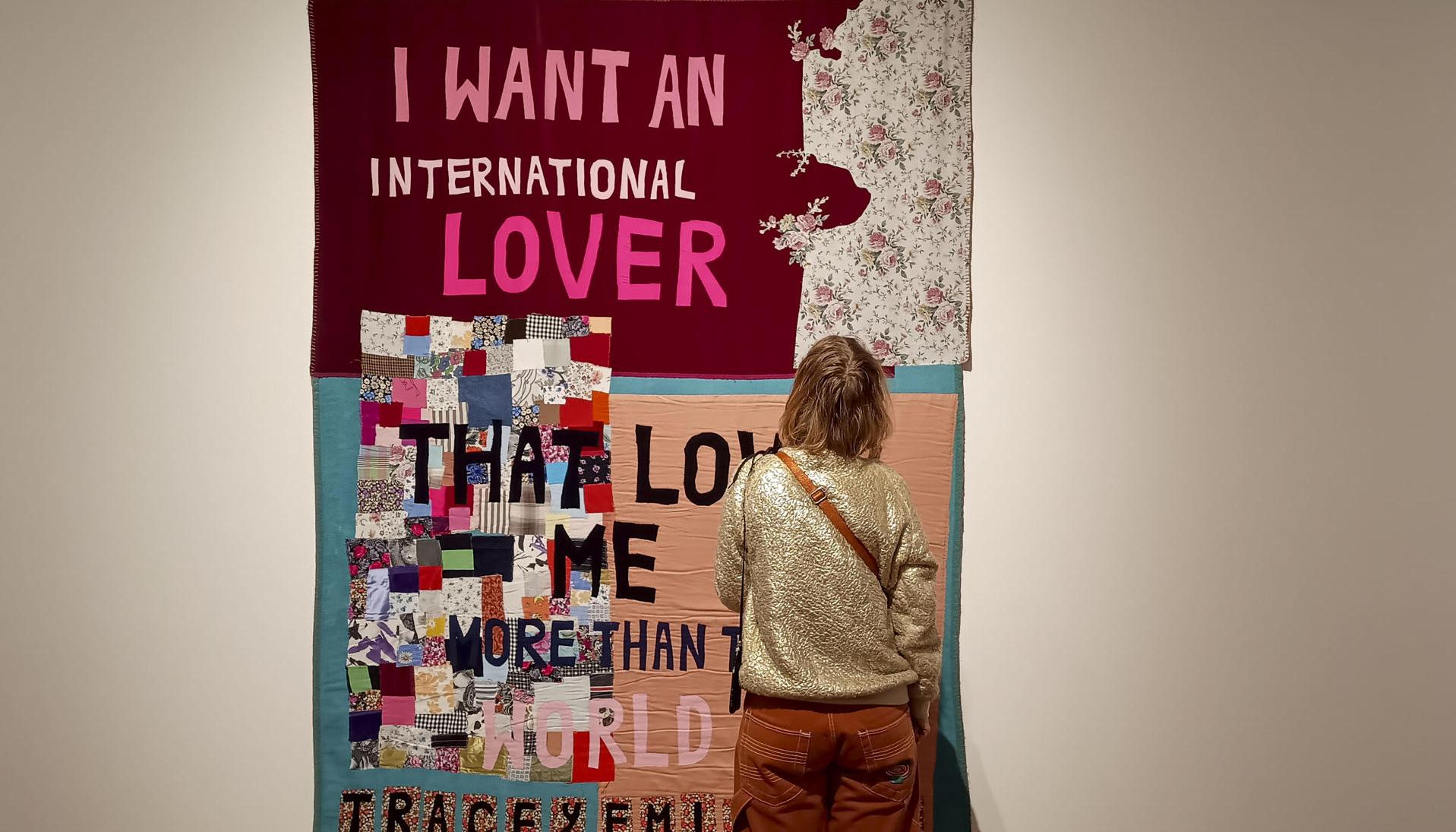 La exposición 'Love is louder' (El amor es más fuerte) en Bruselas aborda tres dimensiones del amor: romántico, familiar y social.