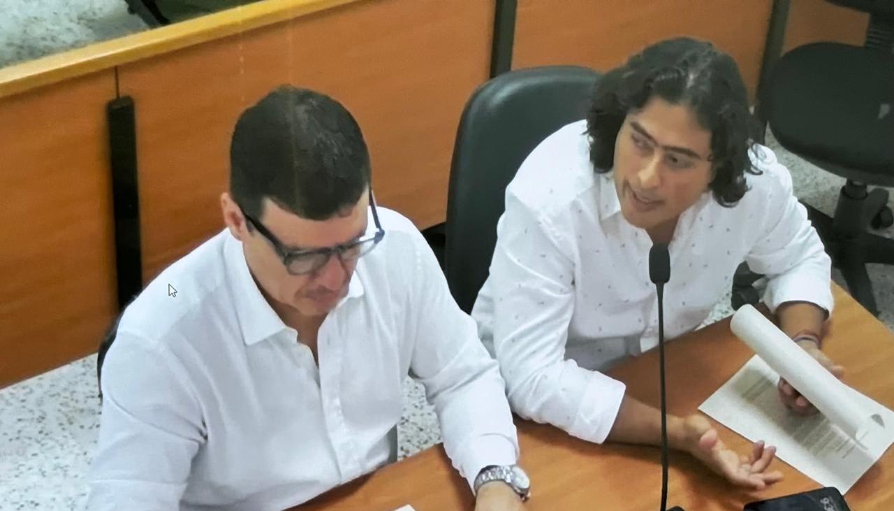 El abogado Diego Henao y Nicolás Petro.