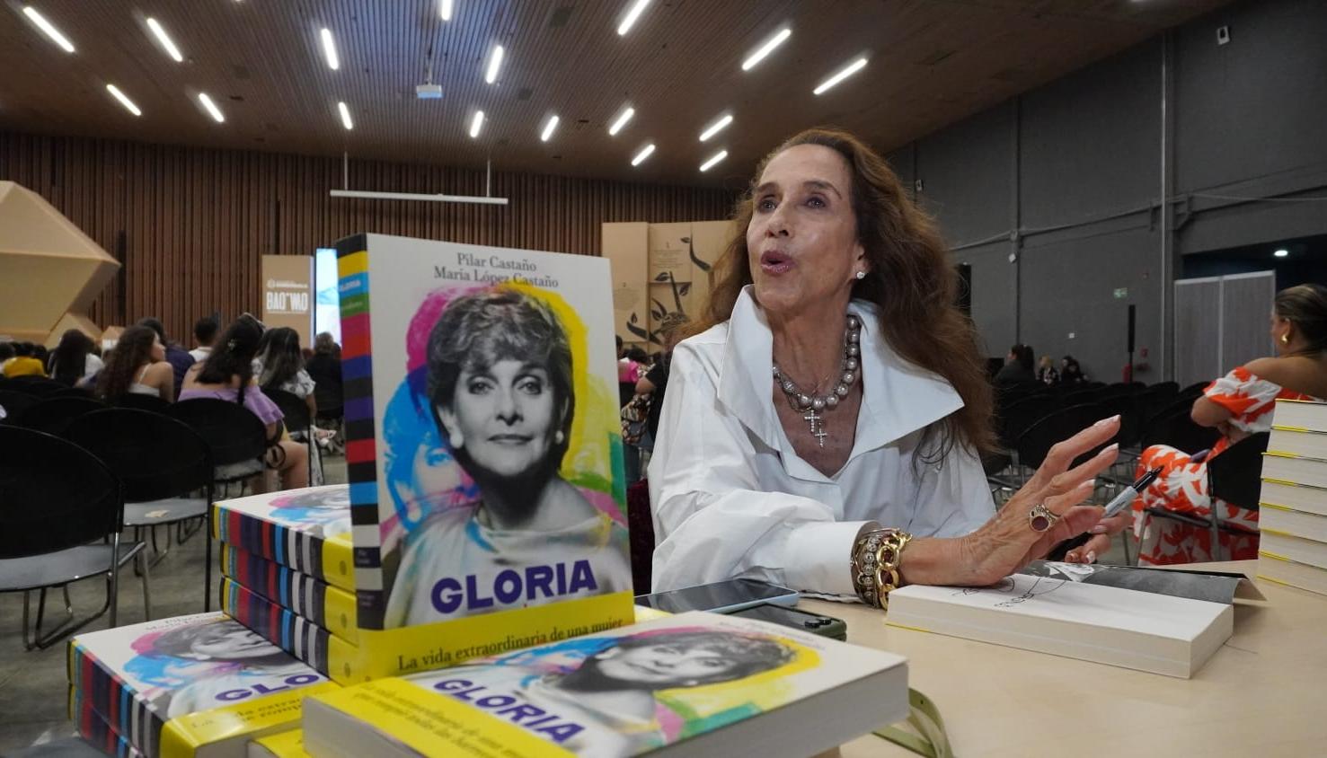 Pilar Castaño presentando su libro, homenaje a su mamá, Gloria Valencia de Castaño