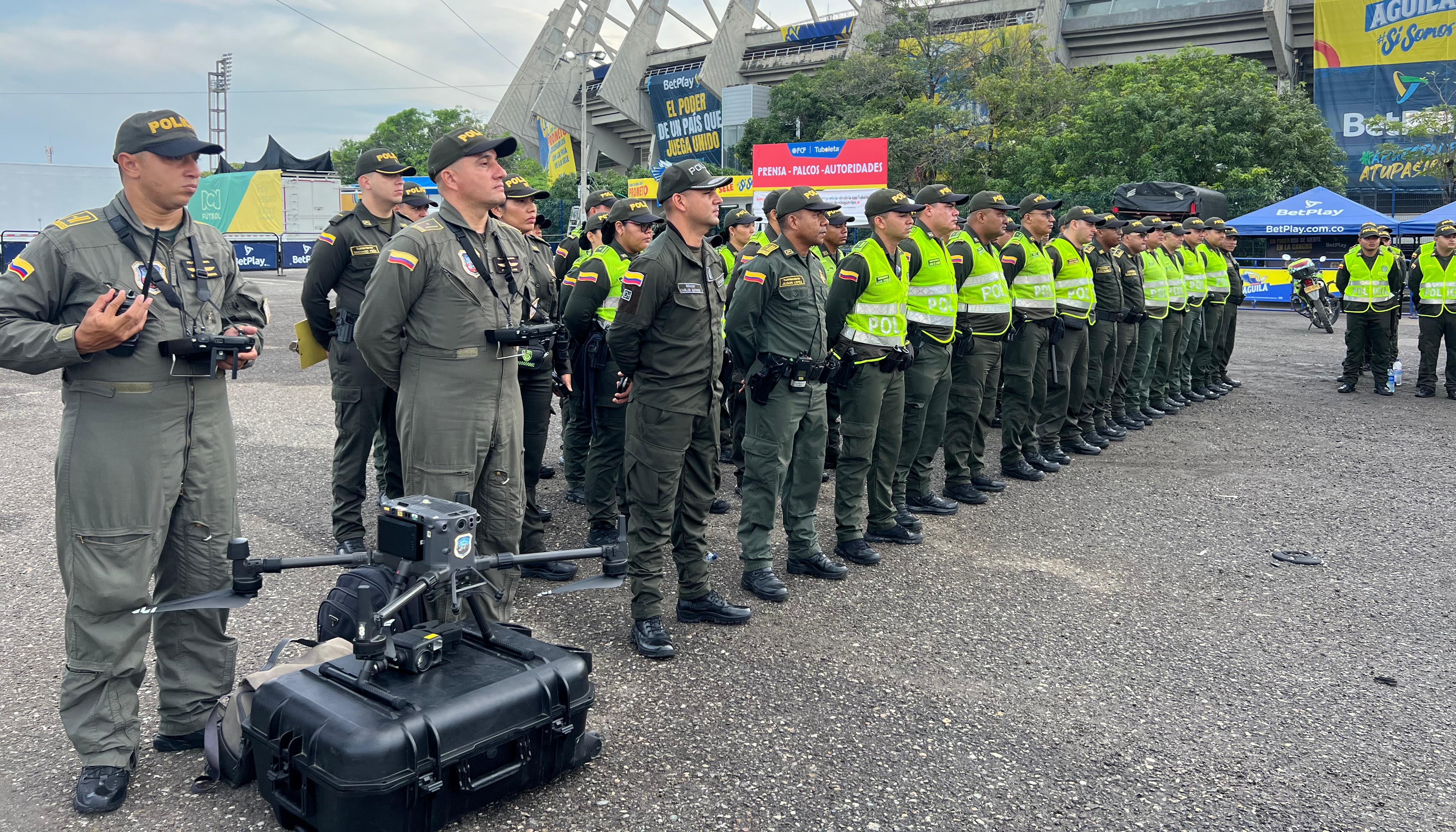 Los policías que brindarán seguridad en el estadio.