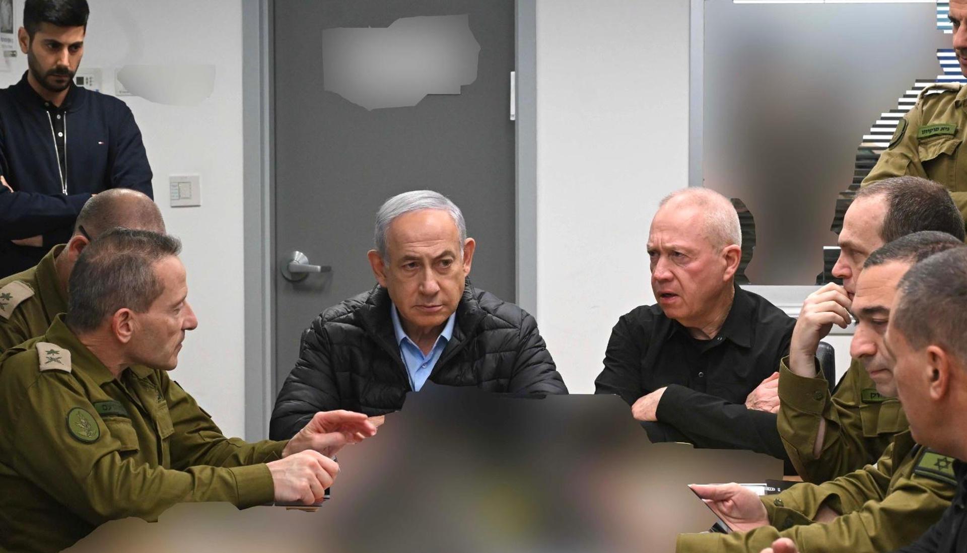 El Primer Ministro israelí de Israel, Benjamín Netanyahu, sigue el ataque a Irán en la base militar de Kyria en Tel Aviv. 