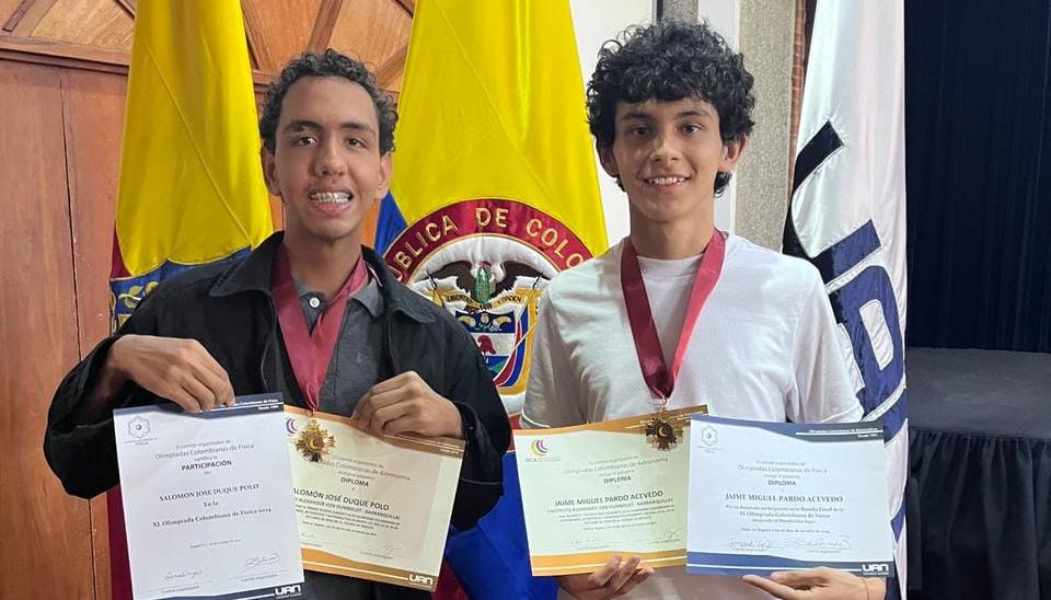 Salomón José Duque (izquierda) con su diploma y medalla. 