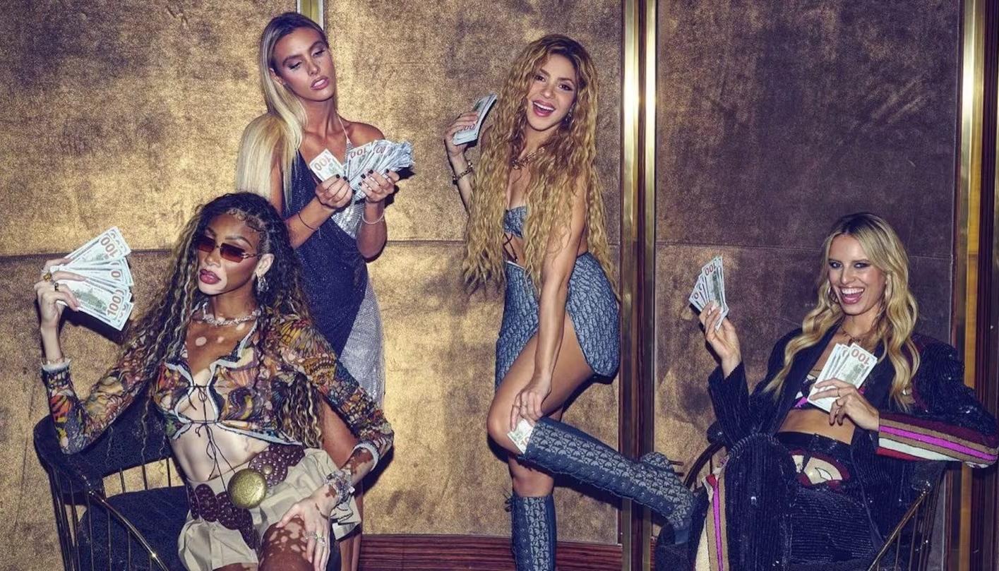 Shakira junto a Winnie Harlow, Lele Pons y Karolina Kurkov.