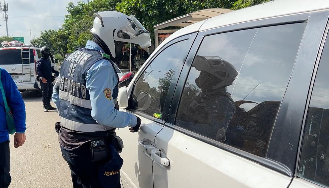 Operativos del Tránsito de Soledad en la calle 30. 