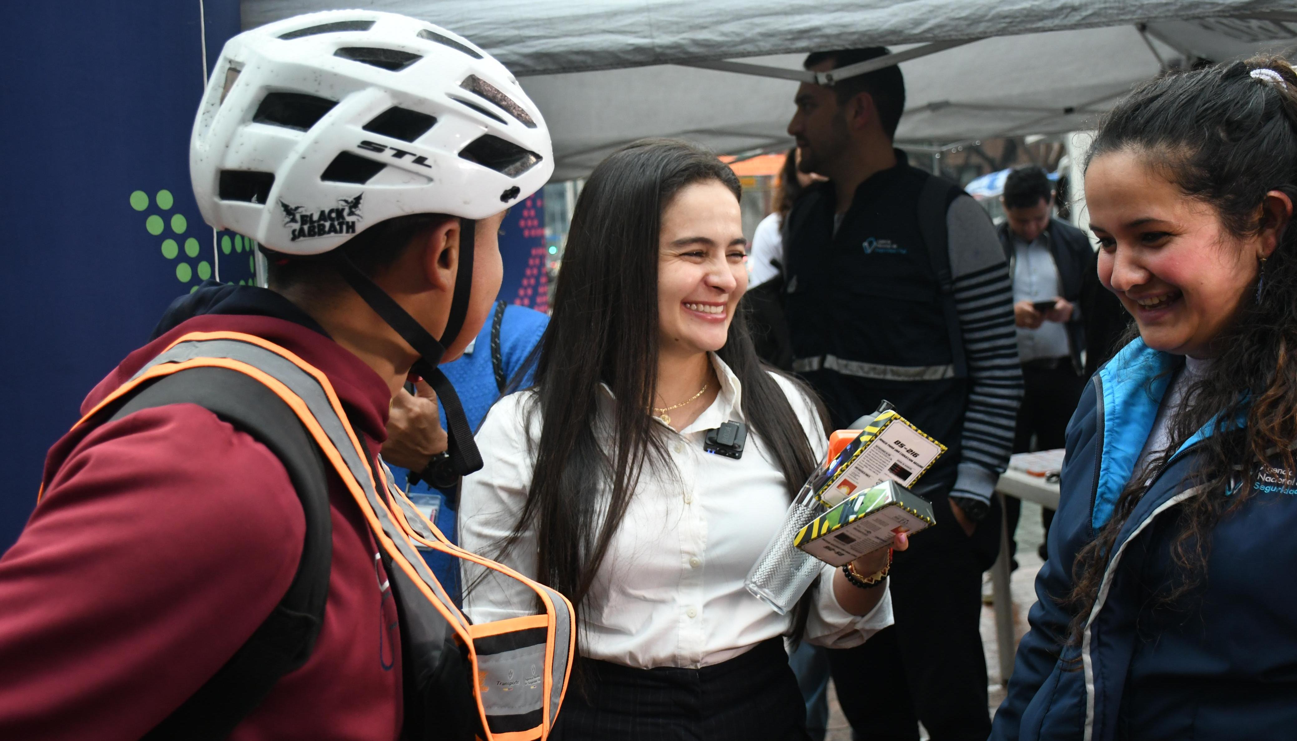 Mariantonia Tabares Pulgarín, directora de la ANSV, junto a ciclistas.