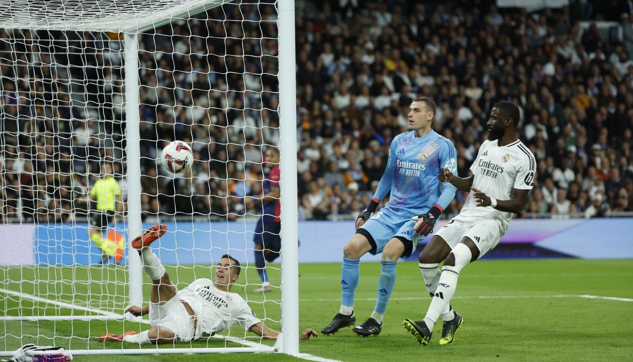 Lucas Vázquez intenta sin éxito evitar el cuarto gol del Barcelona marcado por Raphinha. 