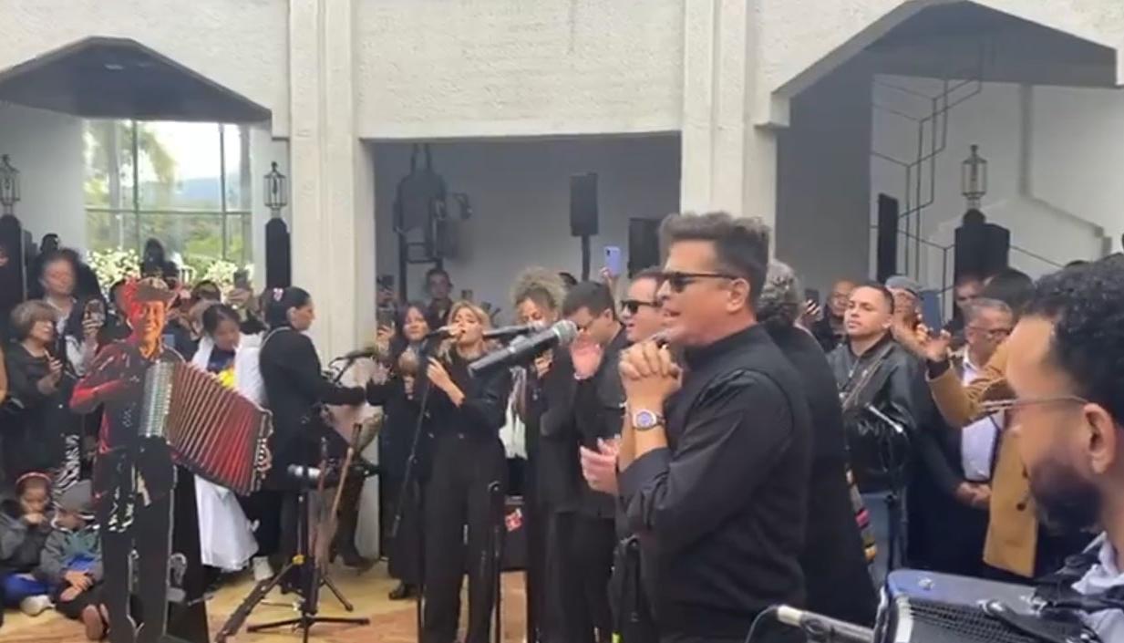 Carlos Vives y su banda en el homenaje. 