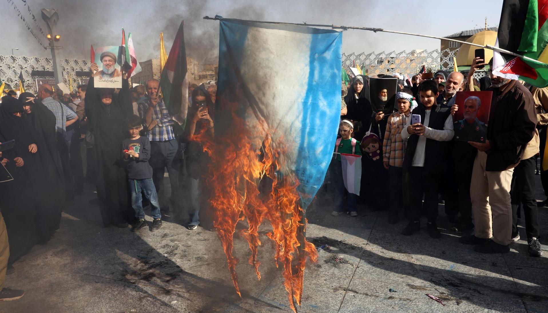 Iraníes queman la bandera de Israel.