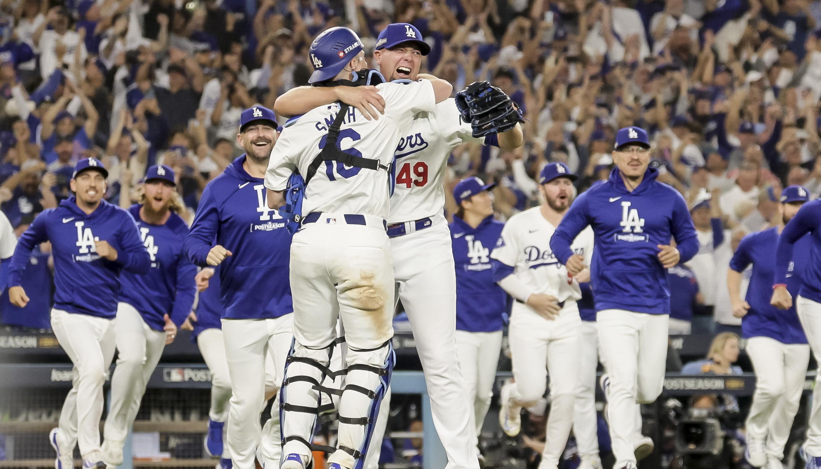 El receptor Will Smith y el lanzador Blake Treinen festejan el paso de los Dodgers a la Serie Mundial. 