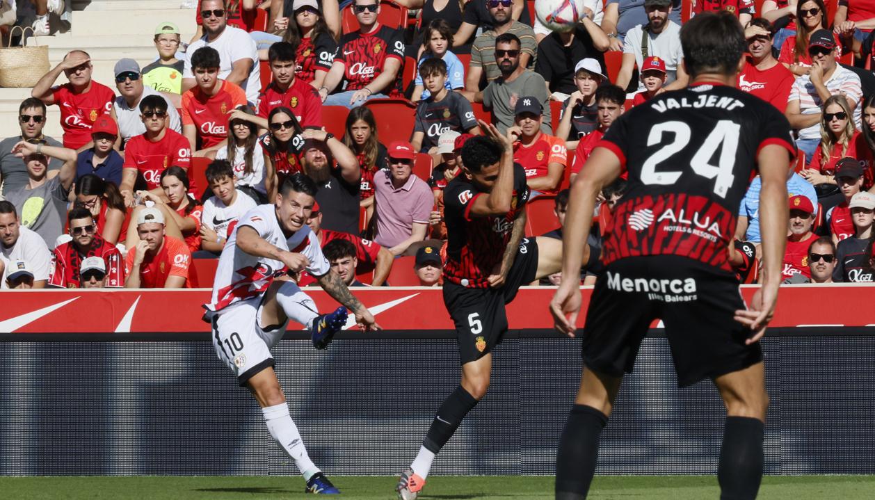 James Rodríguez levanta un centro hacia el área del Mallorca.