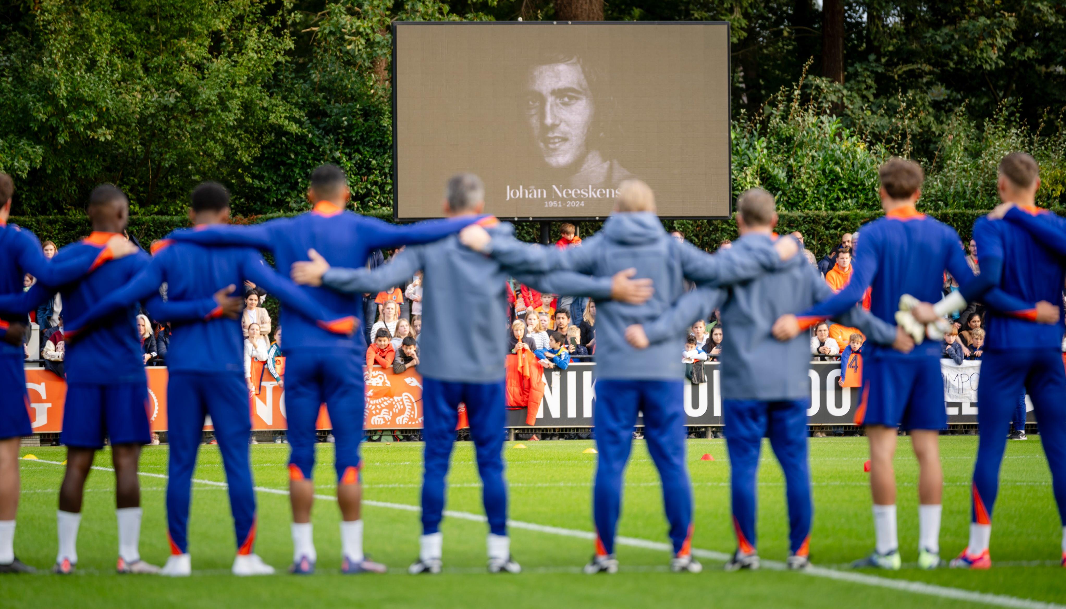 Minuto de silencio de la selección de Países Bajos por Johan Neeskens.