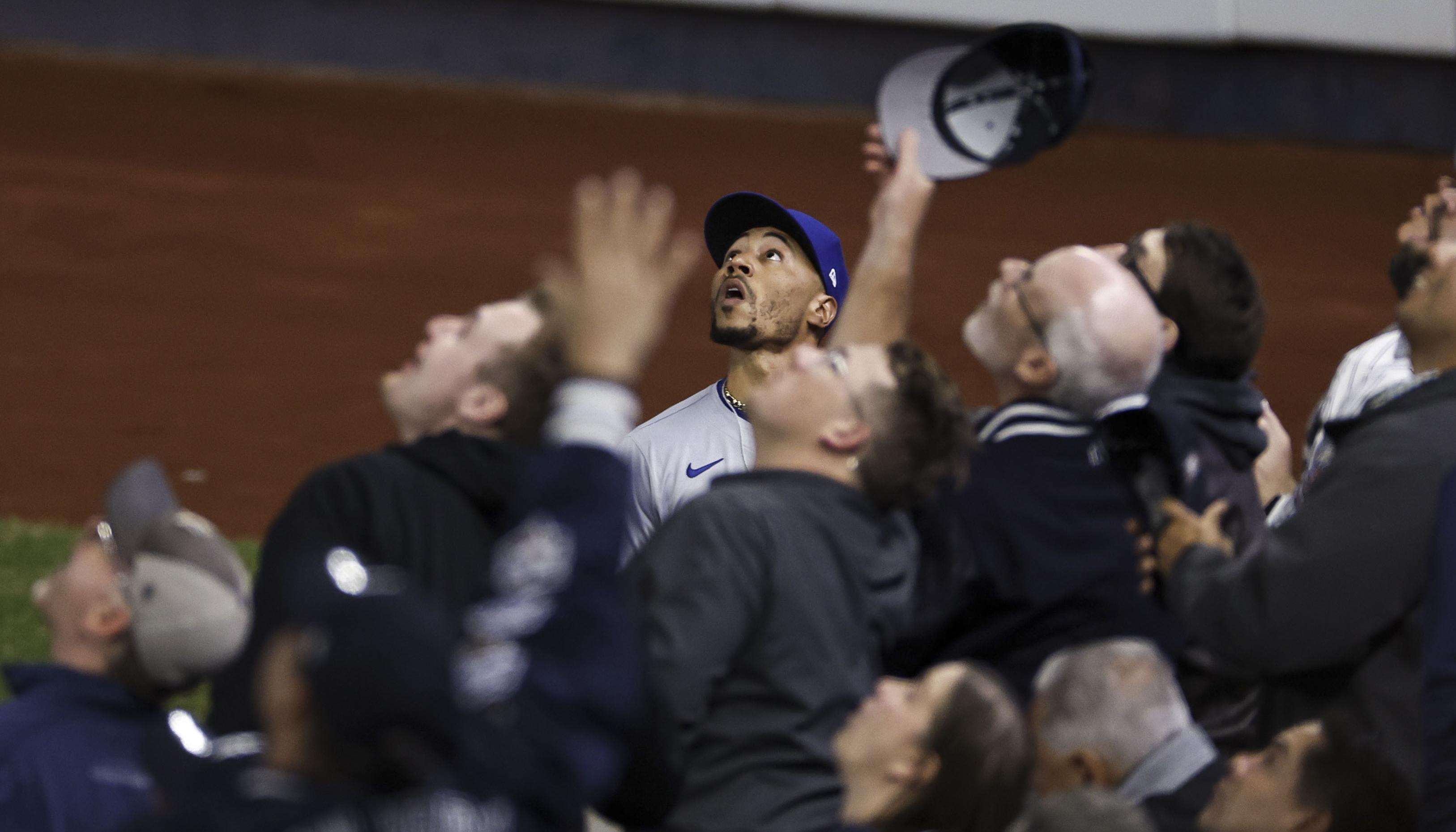 Mookie Betts cuando fildeaba el batazo de Gleyber Torres.