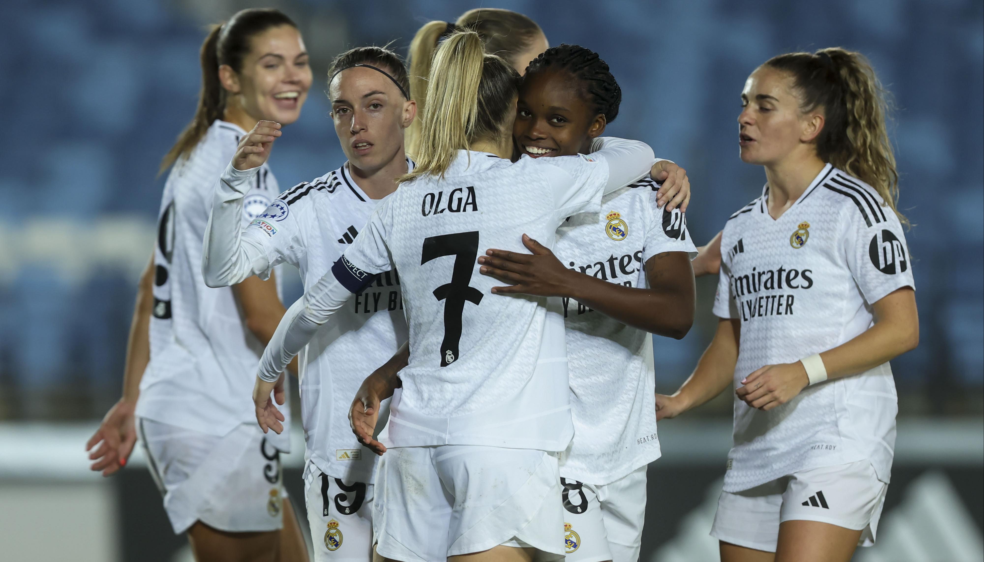 Linda Caicedo celebra con sus compañeras el gol que marcó contra el Celtic.