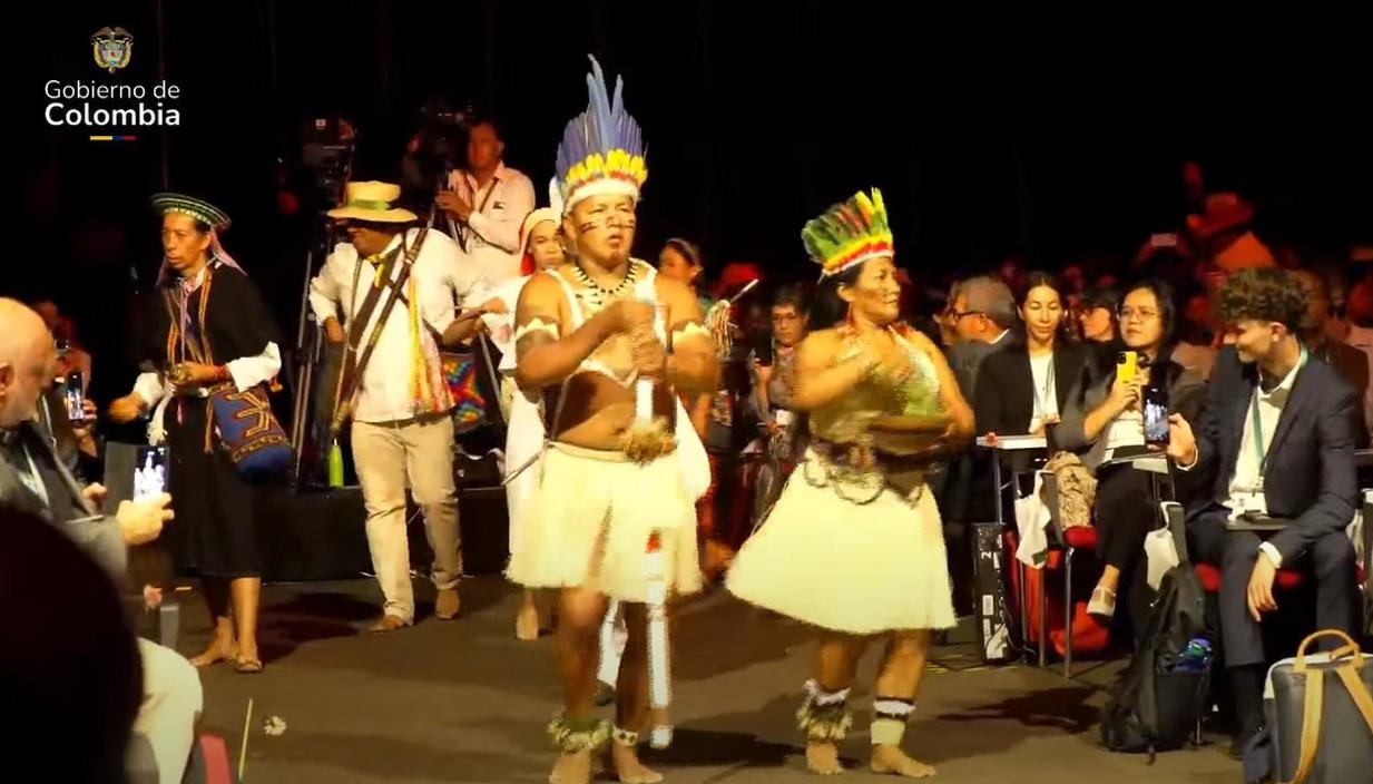 Pueblos indígenas durante su ritual. 