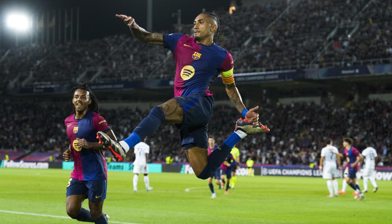 Raphinha celebra tras marar el segundo gol del Barcelona.