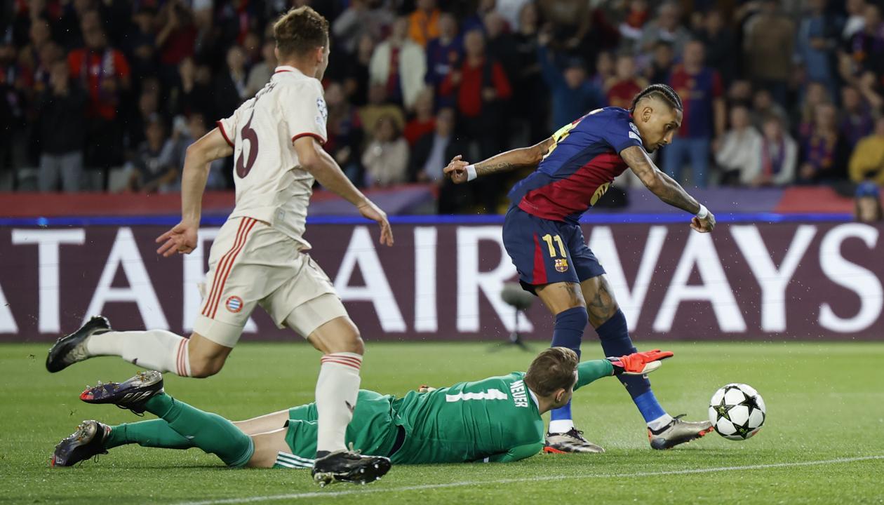 El brasileño Raphinha en la acción en la que marcó el primer gol del Barcelona.