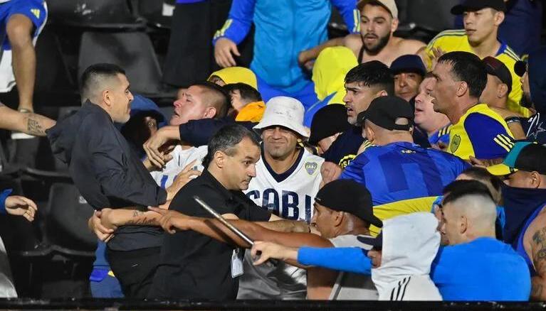 Juan Román Riquelme, presidente de Boca, en la tribuna tratando de calmar a sus hinchas.