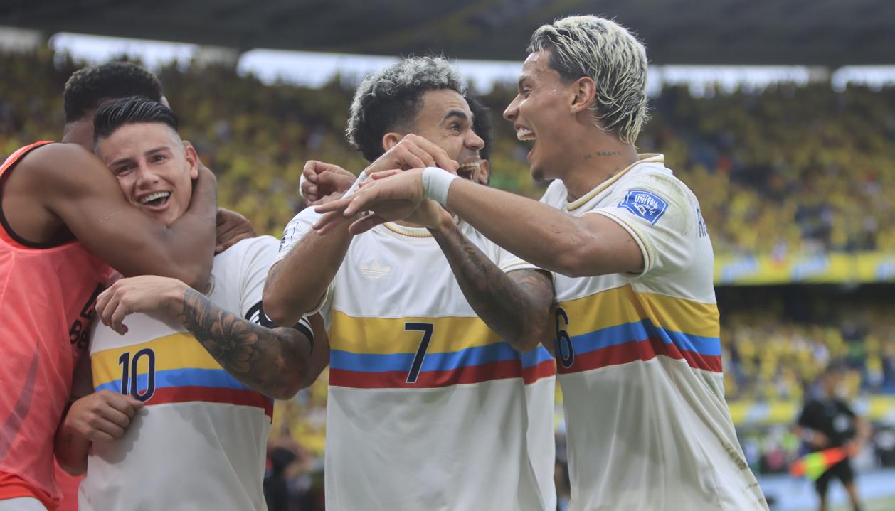 James Rodríguez, Luis Díaz y Richard Ríos, jugadores de la Selección Colombia celebrando un gol ante Chile. 