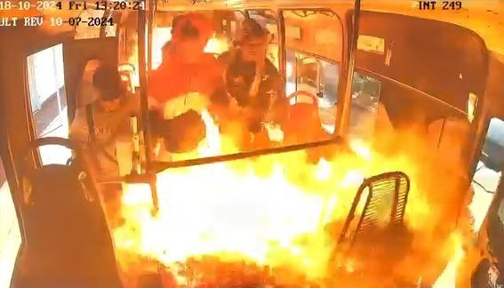 Momento en que incendian la buseta.