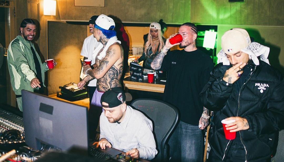 Los artistas, durante la producción de '+57'.