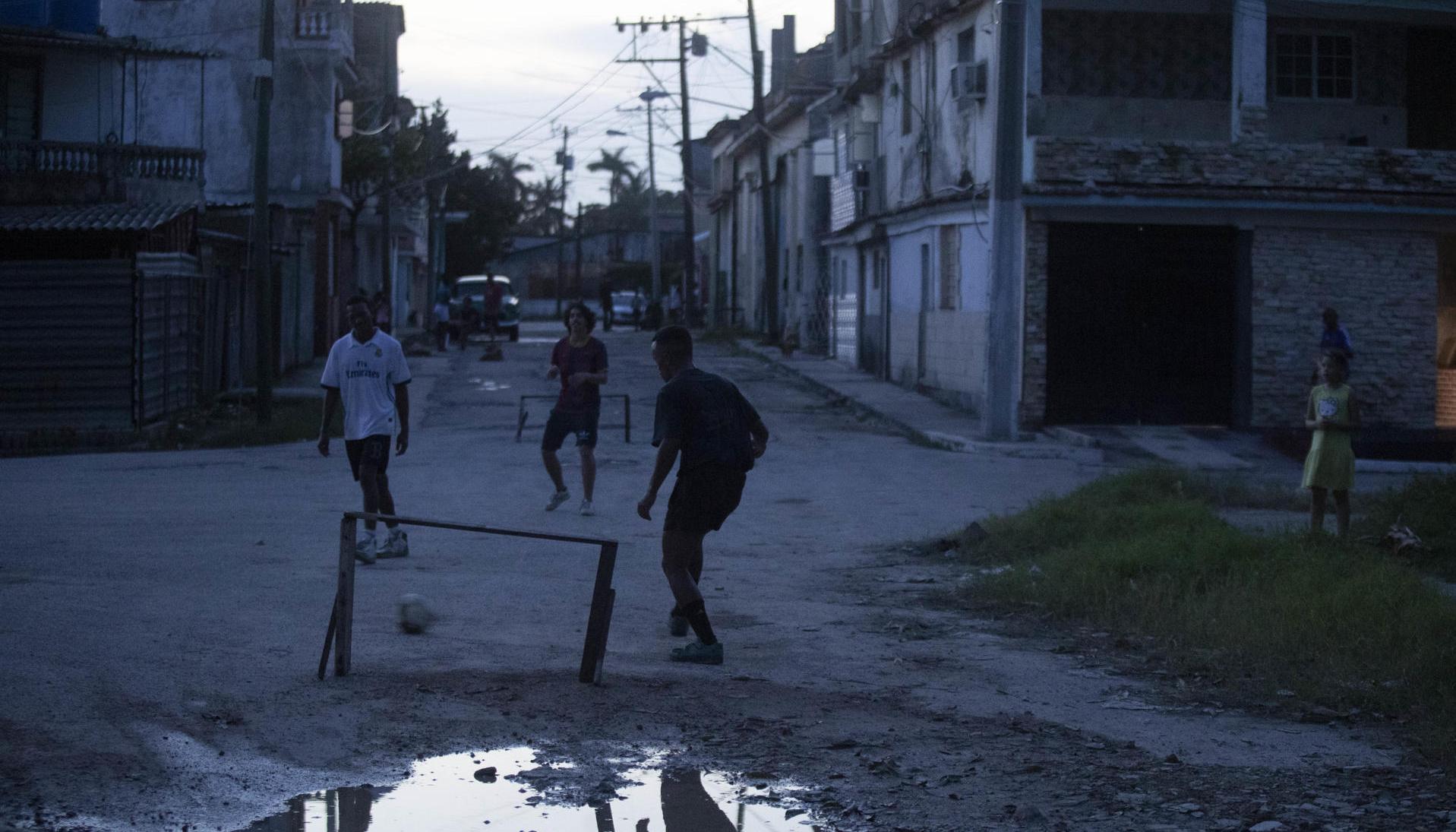 Fotografía durante un apagón, en el municipio Cerro, en La Habana. 