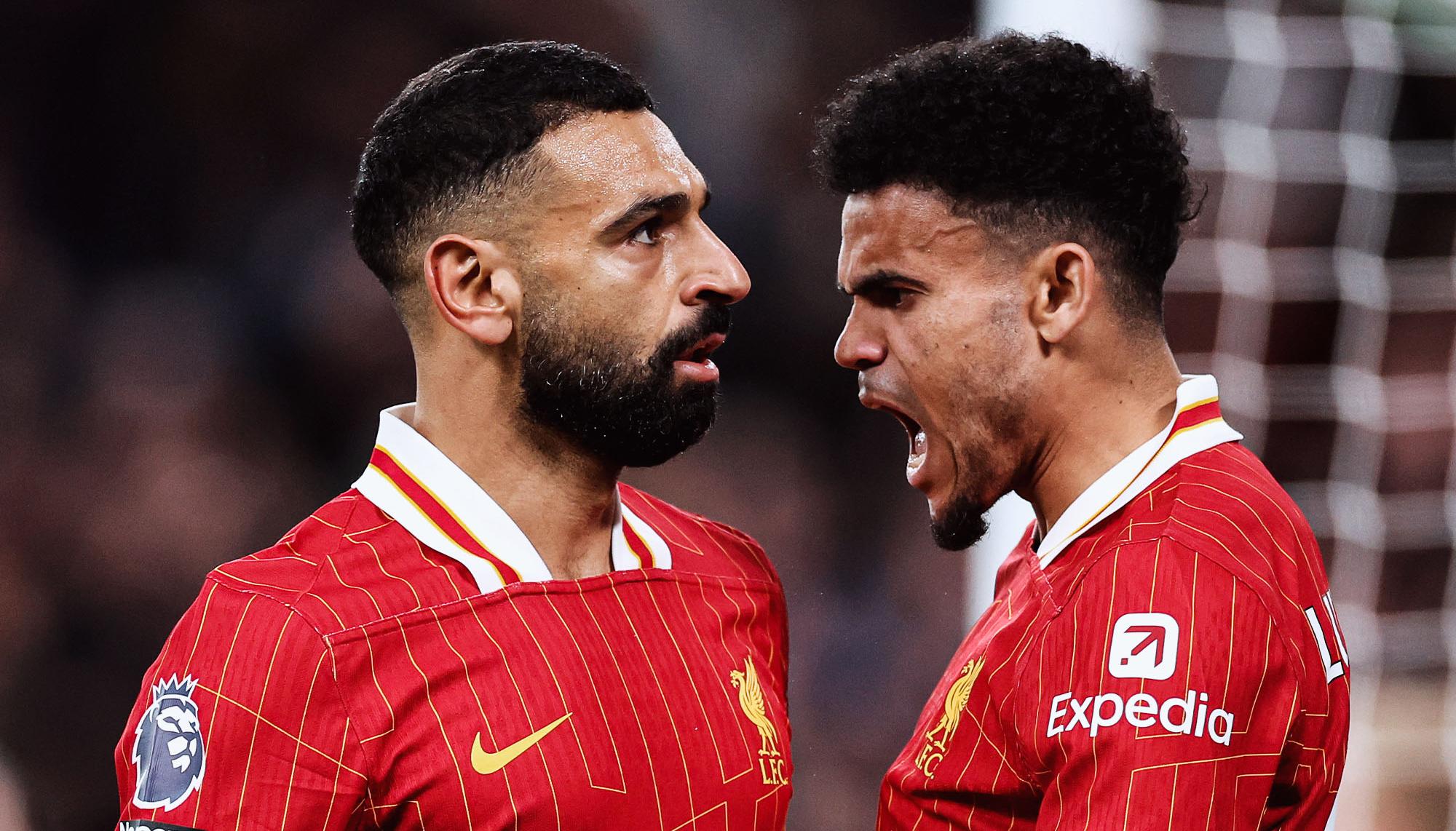 Mohamed Salah, autor del gol del triunfo del Liverpool, celebra con el colombiano Luis Díaz. 
