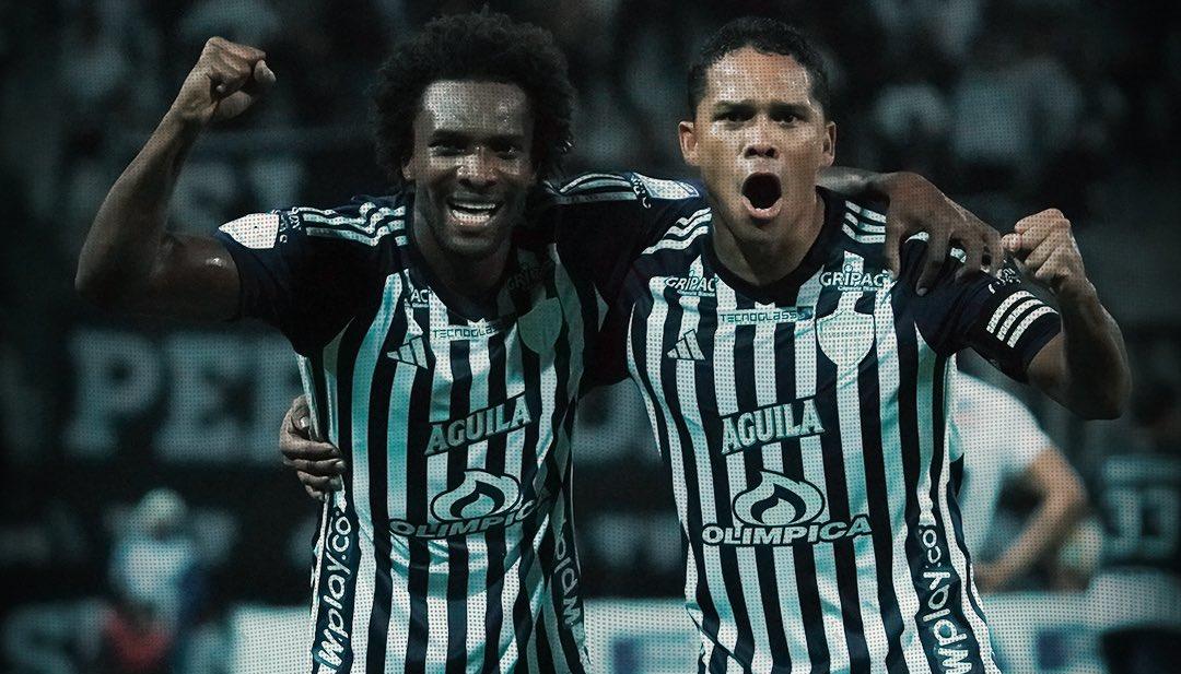 Didier Moreno celebrando el empate con Carlos Bacca. 