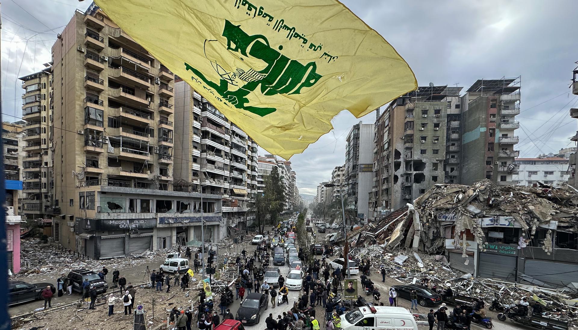 Los libaneses celebran la entrada en vigor del alto el fuego con Israel, en el distrito de Dahieh, en el sur de Beirut.