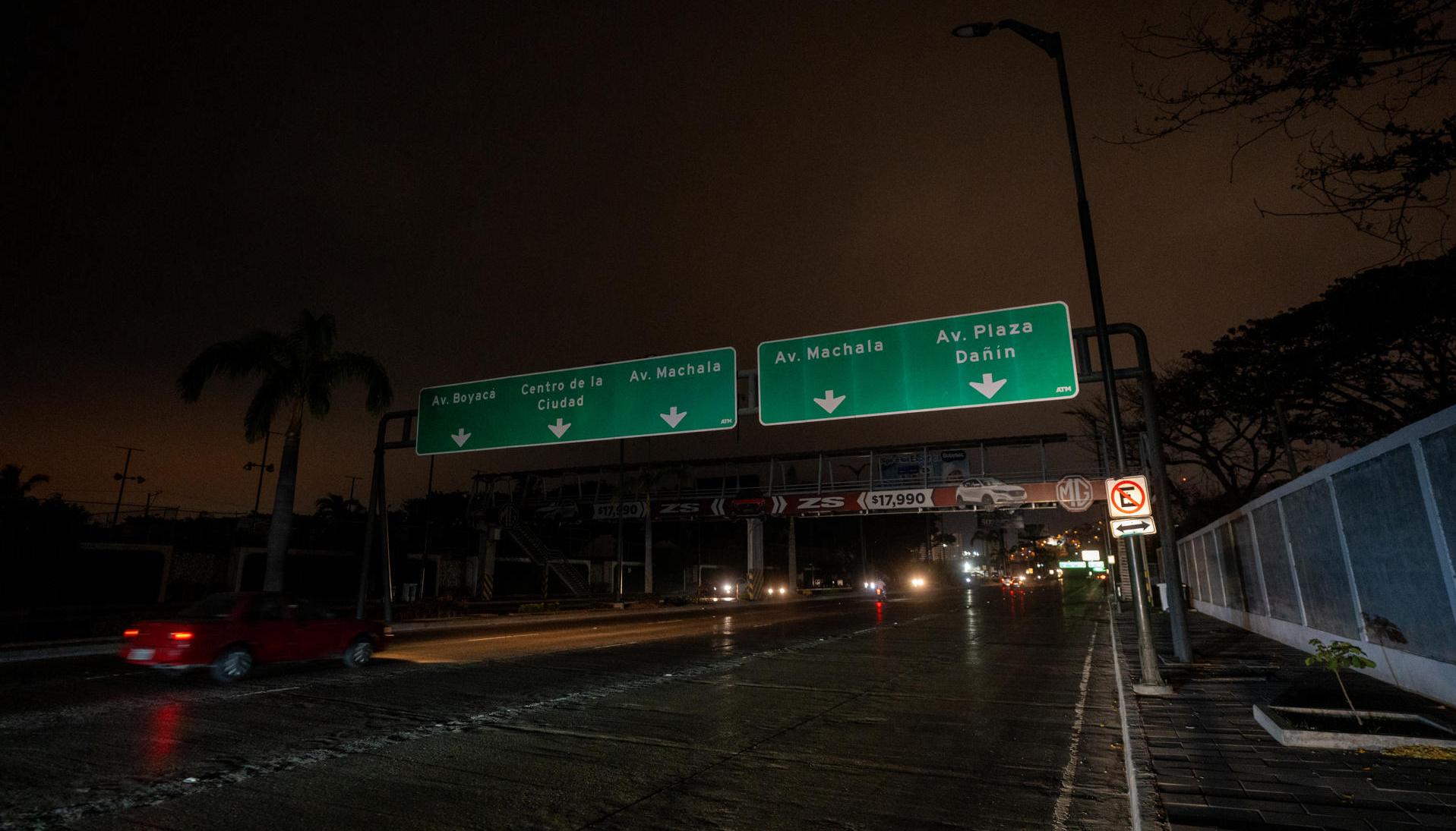 Un sector de Guayaquil sin luz el pasado domingo.