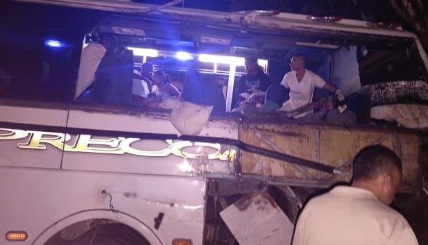 Así terminó el bus de turismo.