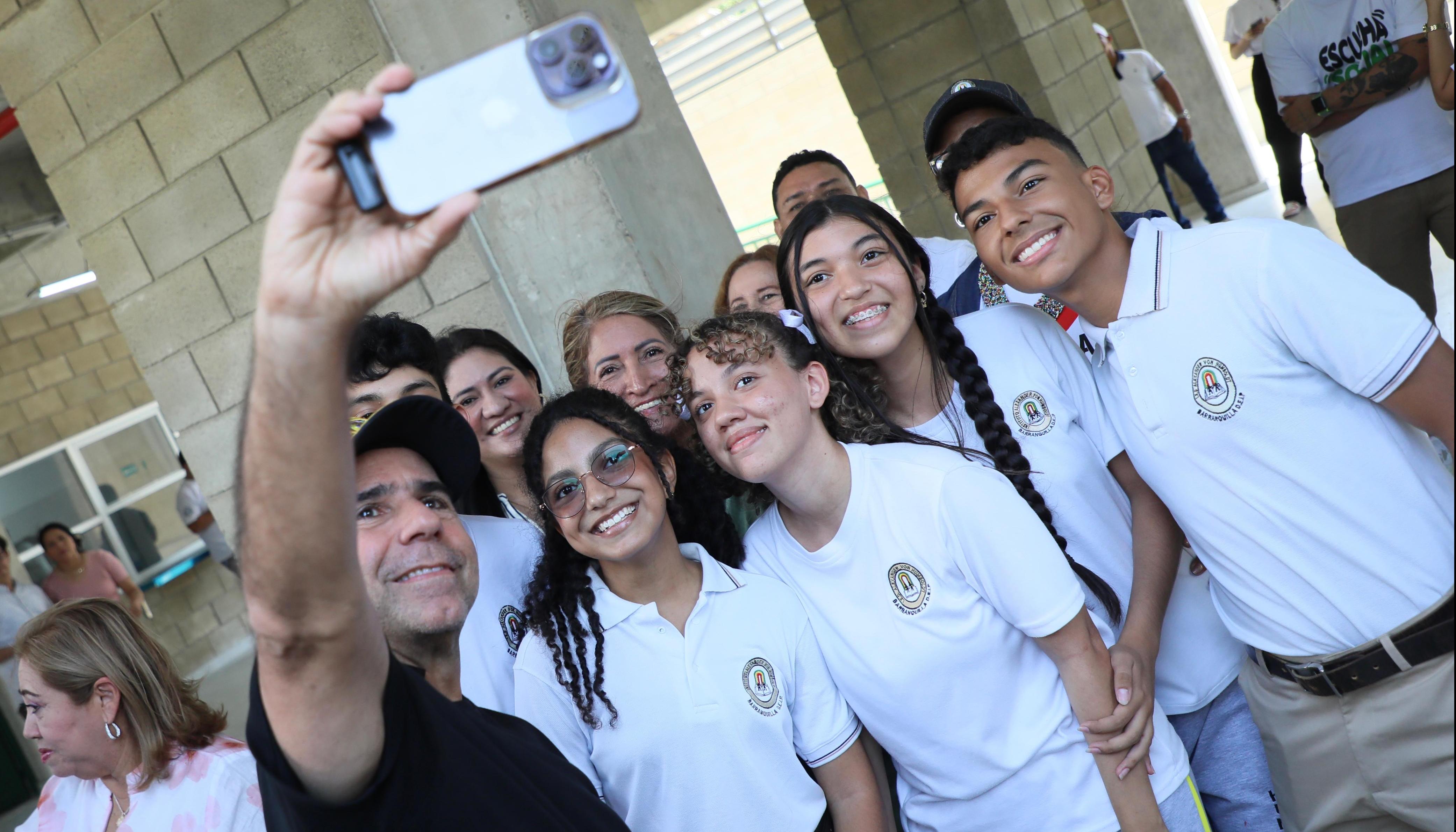 Alcalde Alejandro Char con estudiantes.